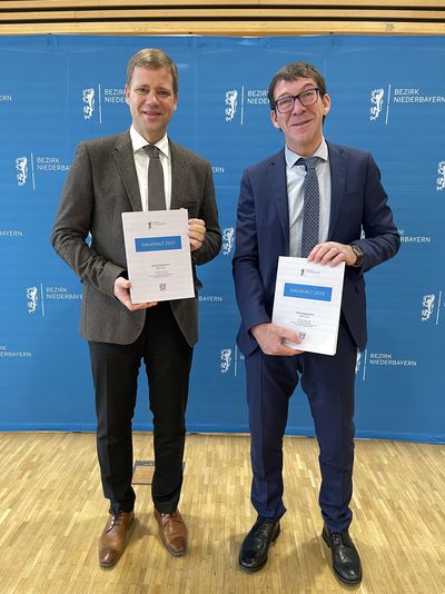  Bezirkstagspräsident Dr. Olaf Heinrich (l.) und Bezirkskämmerer Winfried Amler (r.)