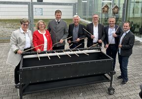 (v.l.n.r,) Bezirksrätin Hannelore Langwieser, stellv. Landrätin Martha Altweck-Glöbl, Bezirkstagspräsident Dr. Olaf Heinrich, 2. Bürgermeister Dr. Albert Solleder, Ärztlicher Direktor Prof. Dr. Joachim Nitschke, Leiter der Ergo- und Arbeitstherapie Adalbert Sporrer und Bezirksrat Konrad Denk eröffnen den Frühjahrsbasar im Bezirkskrankenhaus Straubing.