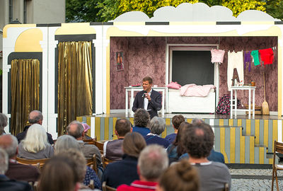 Bezirkstagspräsident Dr. Olaf Heinrich begrüßte das Publikum bei der Premiere in Freyung.