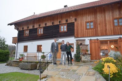 Bezirkstagspräsident Dr. Olaf Heinrich mit den Hauseigentümern Thomas und Diana Mittermeier.