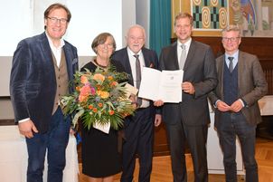 Maria und Peter Gruber bei der Preisverleihung mit Bezirkstagsvizepräsident Dr. Thomas Pröckl (v.l.), Bezirkstagspräsident Dr. Olaf Heinrich und Deggendorfs Landrat Bernd Sibler. 