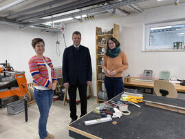 Veronika Zotter (l.) und Henriette Olbertz-Weinfurter (r.) führten Bezirkstagspräsident Dr. Olaf Heinrich durch die Gründerwerkstatt Glas in Zwiesel. 