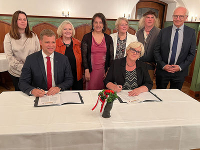 Bezirkstagspräsident Dr. Olaf Heinrich und die Präsidentin des französischen Départements de l’Oise Nadège Lefebvre (vorne) unterzeichneten den Fortbestand der Partnerschaft. 