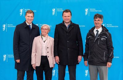 Bezirkstagspräsident Dr. Olaf Heinrich, Landrätin Rita Röhrl, Gerd Lorenz, Erster Bürgermeister der Gemeinde Lindberg, und Dr. Stephan Paintner, Leiter der Fachberatung für Fischerei des Bezirks Niederbayern.