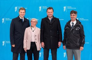 Bezirkstagspräsident Dr. Olaf Heinrich, Landrätin Rita Röhrl, Gerd Lorenz, Erster Bürgermeister der Gemeinde Lindberg, und Dr. Stephan Paintner, Leiter der Fachberatung für Fischerei des Bezirks Niederbayern.