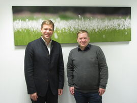 Beim Kennenlern-Gespräch: Bezirkstagspräsident Dr. Olaf Heinrich (links) und Thomas Steger, erster Vorsitzender des Bezirksjugendrings (Foto: Waechter, Bezirksjugendring)