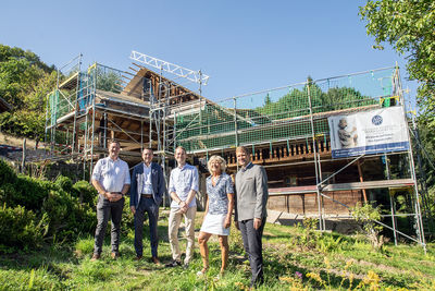 Vor dem denkmalgeschützten Staindlhof in Oberfrauenwald (v.l.): Die Bezirksräte Josef Heisl und Heinz Pollak, Bauherr Florian Hartl, stellvertretende Landrätin Hilde Greiner und Bezirkstagspräsident Dr. Olaf Heinrich. 