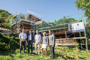 Vor dem denkmalgeschützten Staindlhof in Oberfrauenwald (v.l.): Die Bezirksräte Josef Heisl und Heinz Pollak, Bauherr Florian Hartl, stellvertretende Landrätin Hilde Greiner und Bezirkstagspräsident Dr. Olaf Heinrich. 