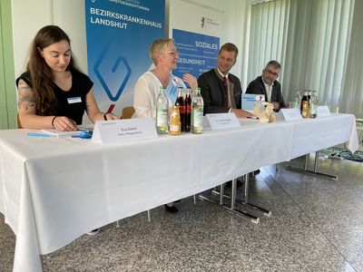 Pflegedienstleiterin KJP und stellvertretende Pflegedirektorin Eva Siebel (v.l), Chefärztin der Kinder- und Jugendpsychiatrie Landshut, Dr. Tanja Hochegger, Bezirkstagspräsident Dr. Olaf Heinrich und der Leiter der Gesundheitseinrichtungen des Bezirks Niederbayern Stefan Eichmüller. 