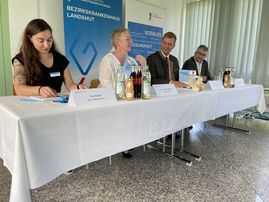 Pflegedienstleiterin KJP und stellvertretende Pflegedirektorin Eva Siebel (v.l), Chefärztin der Kinder- und Jugendpsychiatrie Landshut, Dr. Tanja Hochegger, Bezirkstagspräsident Dr. Olaf Heinrich und der Leiter der Gesundheitseinrichtungen des Bezirks Niederbayern Stefan Eichmüller. 