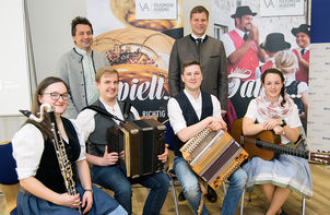 Sorgten für den passenden musikalischen Rahmen: Simone Lautenschlager (vorne re.), Leiterin des Studiengangs Volksmusik an der Hochschule für Musik und Theater in München, und ihr Kollege Alexander Maurer (2. v. re.), Dozent für Diatonische Harmonika an der Hochschule in München, mit zwei Studenten der Hochschule. Außerdem im Bild: sowie Roland Pongratz, musikalischer Leiter (hinten li.) und Dr. Olaf Heinrich (hinten re.).