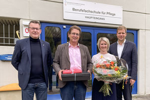 Krankenhausdirektor Uwe Böttcher (l.) und Bezirkstagspräsident Dr. Olaf Heinrich (r.) verabschiedeten Werner Beham als Schulleiter und begrüßten dessen Nachfolgerin Nicole Herrmann. 