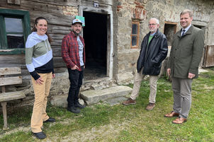Bezirkstagspräsident Dr. Olaf Heinrich (rechts) ließ sich von den Besitzern Sigrid Kick und Rudi Holzapfel sowie Architekt Günter Naumann (von links) die Pläne für die Restaurierung des Waidlerhauses vorstellen.