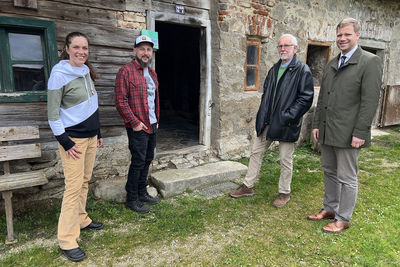 Bezirkstagspräsident Dr. Olaf Heinrich (rechts) ließ sich von den Besitzern Sigrid Kick und Rudi Holzapfel sowie Architekt Günter Naumann (von links) die Pläne für die Restaurierung des Waidlerhauses vorstellen.