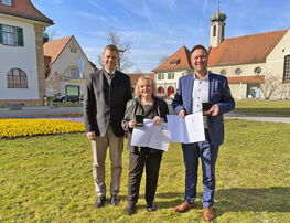 Bezirkstagspräsident Dr. Olaf Heinrich (links) mit Margret Tuchen (Mitte) und Josef Heisl, MdL (rechts)