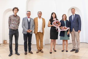 (v. r.) Bezirkstagspräsident Dr. Olaf Heinrich, Kulturreferentin Dr. Cindy Drexl, Fotografin Sabine Bäter, Maler Michael Lange, Bezirksheimatpfleger Dr. Maximilian Seefelder und Christoph Goldstein vom Kulturreferat des Bezirks Niederbayern
