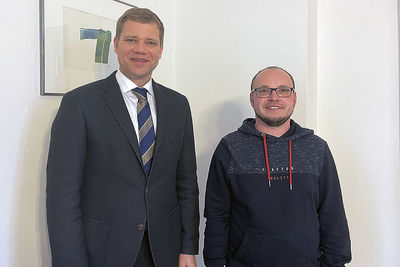 Bezirkstagspräsident Dr. Olaf Heinrich hieß Alexander Liegl (re.) als Leiter des Referats Allgemeine Verwaltung – Grundsatzangelegenheiten Sozialverwaltung willkommen.