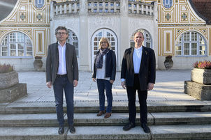 von links: Geschäftsleiter des Zweckverbandes Niederbayerischer Freilichtmuseen Thomas Klement, stellvertretende Landrätin des Landkreises Freyung-Grafenau Helga Weinberger und Museumsleiter der Freilichtmuseen Massing und Finsterau Timm Miersch