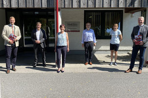 Von links: Bezirkstagspräsident Dr. Olaf Heinrich, KJF-Direktor Manfred Eibl, Geschäftsführerin Evi Feldmeier, Einrichtungsleiter Manfred Schmidt, Werkstattratsvorsitzende Erika Stelzl und Bezirksrat Franz Schreyer. 