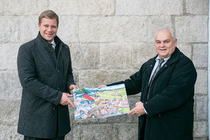 Rainer Seidl (r.) stellte Dr. Olaf Heinrich (l.) das Wimmelbuch über die deutsche Landwirtschaft vor. 