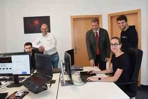 Bezirkstagspräsident Dr. Olaf Heinrich (m.), Geschäftsführer Matthias Pletl (r.), Azubi Mika Steyer (2. v.r.), Projektleiter Lukas Stoiber (2.v.l.) und Mitarbeiter Lukas Gruber (l.)