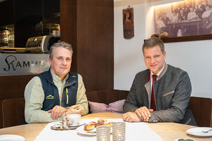 Weil der Sitzungssaal im Rathaus gerade umgebaut wird, trafen sich Bezirkstagspräsident Dr. Olaf Heinrich (r.) und Bürgermeister Dirk Rohowski (l.) im Kammbräu in Zenting.