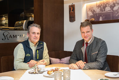Weil der Sitzungssaal im Rathaus gerade umgebaut wird, trafen sich Bezirkstagspräsident Dr. Olaf Heinrich (r.) und Bürgermeister Dirk Rohowski (l.) im Kammbräu in Zenting.