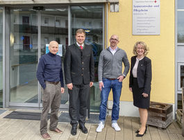 (v.l.) BRK-Bezirksvorsitzender Hans Rampf, Bezirkstagspräsident Dr. Olaf Heinrich, Heimleiter Stephan Kronzucker und Bezirksrätin Monika Maier