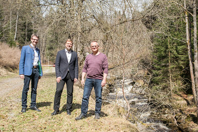 (v.l.n.r.) Bürgermeister Karlheinz Roth, Bezirkstagspräsident Dr. Olaf Heinrich und Klaus Schuster.