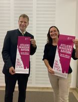 (v.l.) Bezirkstagspräsident Dr. Olaf Heinrich und Projektleiterin Veronika Keglmaier.
