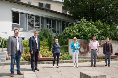 Geschäftsführer Thomas Hofbrückl (2. v.r.), sein Stellvertreter Guido Degenhart (r.), stellvertretende Vorsitzende Sissi Geyer (m.), Bezirkstagspräsident Dr. Olaf Heinrich (2. v.l.), Cornelia Wasner-Sommer (3. v.r.) und Josef Heisl (l.).
