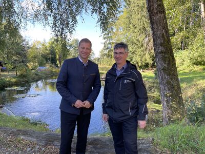 Bezirkstagspräsident Dr. Olaf Heinrich (links) und Dr. Stephan Paintner, Leiter der Fischereifachberatung des Bezirks, besuchten zum „Tag der offenen Fischzucht das Fischzucht“ Unikum in der Gemeinde Hunding. 