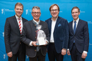 Dankten Dr. Maximilian Seefelder (2. von links) für seine tolle Arbeit und wünschten ihm für die Zukunft alles Gute: Bezirkstagspräsident Dr. Olaf Heinrich (von links), Bezirkstagsvizepräsident Dr. Thomas Pröckl und Regierungspräsident Rainer Haselbeck. 