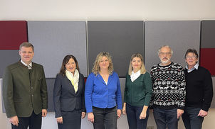 (von links): Bezirkstagspräsident Dr. Olaf Heinrich, Claudia Holzner (Psychiatriekoordinatorin), Martine Pank (Krisendienst Niederbayern gGmbH), Tanja Nesterenko (Fachliche Leitung), Peter Weiß (Sozialteam) und Jürgen Handschuch (Landshuter Netzwerk). 