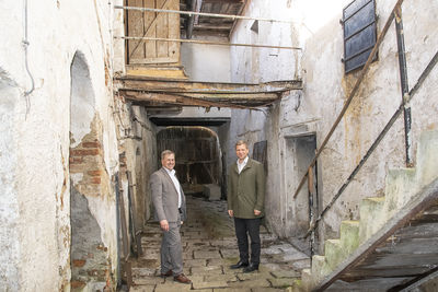 Bürgermeister Alexander Mayer (l.) führte Bezirkstagspräsident Dr. Olaf Heinrich durch die verschiedenen Räume und aneinander gebaute Häuser samt Innenhof. 