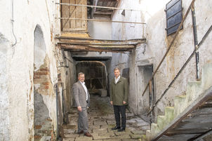 Bürgermeister Alexander Mayer (l.) führte Bezirkstagspräsident Dr. Olaf Heinrich durch die verschiedenen Räume und aneinander gebaute Häuser samt Innenhof. 