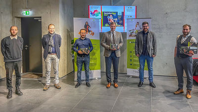 v.l.n.r.: Lukas Kleemann, Alexander Treml, Daniel Gschwendner, Bezirkstagspräsident Dr. Olaf Heinrich, Anton Kohlbauer, Simon Nestmeier