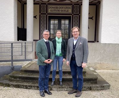 (v.l.) Dr. Maximilian Seefelder (Leitender Kulturdirektor und Bezirksheimatpfleger), Dr. Cindy Drexl (Kulturreferentin und Museumsfachberaterin) und Bezirkstagsvizepräsident Dr. Thomas Pröckl.