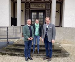 (v.l.) Dr. Maximilian Seefelder (Leitender Kulturdirektor und Bezirksheimatpfleger), Dr. Cindy Drexl (Kulturreferentin und Museumsfachberaterin) und Bezirkstagsvizepräsident Dr. Thomas Pröckl.