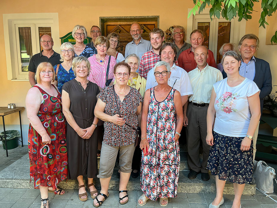 Die Vertreter der Städte-, Gemeinde- und Schulpartnerschaften in Niederbayern und im Departement Oise. v. li. (zweite Reihe) Arbeitskreissprecher Rolf Lefeber, daneben Marie-Anne Fizet-Gorin, Präsidentin der FCJO; 4.v.li. Pierre Birgé; erste Reihe v.l. Mylène Bapaume, Partnerschaftsbeauftragte Petra Zierer, Danielle Puissant, Nicolle Saudrais-Anciant